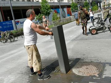 Hittegolf in Brussel warm weer drinkfontein drinkwater verkoeling afkoeling