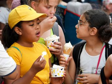 Hittegolf in Brussel warm weer ijsjes eten ijskraam cornetto kinderen verkoeling afkoeling