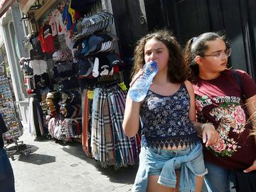 Hittegolf in Brussel warm weer plastic fles drinkwater verkoeling afkoeling