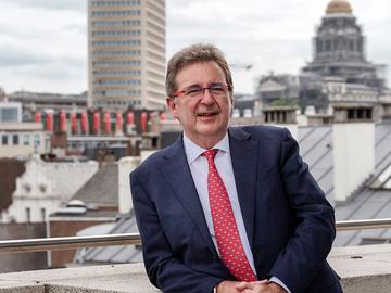 Minister-president Rudi Vervoort (PS) op het dakterras van het Brussels Parlement