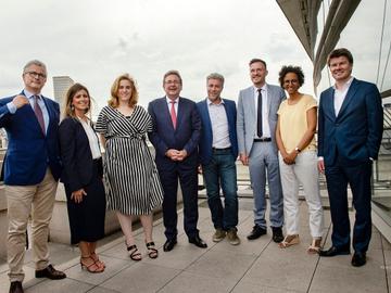 Regering Rudi Vervoort III. Vlnr: Bernard Clerfayt (Défi), Nawal Ben Hamou (PS), Elke Van den Brandt (Groen), Rudi Vervoort (PS), Alain Maron (Ecolo), Pascal Smet (One.Brussels), Barbara Trachte (Ecolo), Sven Gatz (Open VLD/)