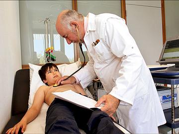 Een jongen ondergaat een hartscreentest door Prof Pedro Brugada in het UZ Brussel