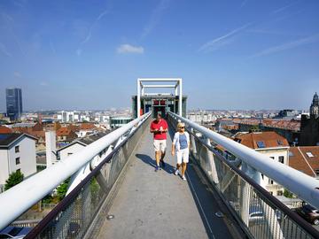 De lift aan het Jusitiepaleis tussen de Marollen en het Poelaertplein verbindt hoog- en laag-Brussel