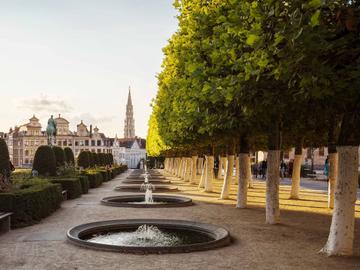 Fonteinen op de Kunstberg met de toren van het Brusselse stadhuis op de achtergrond