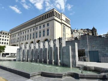 De gerestaureerde monumentale fontein op de Kunstberg