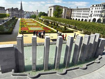 De gerestaureerde monumentale fontein op de Kunstberg