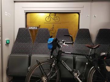 Voor 4 euro enkele rit kan je fiets mee op de trein (op de foto tijdens een stop in het station Simonis)