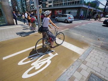Fietser op fietspad op de Kleine Ring