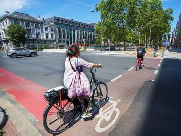 Op het fietspad op de Kleine Ring met een elektrische fiets