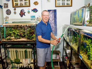 Laurent Benner, pensioengerechtigd, maar nog steeds aan het werk in Aqua-Club, zijn aquariumwinkel 