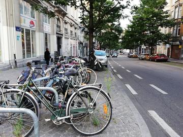 Fietsenstalling met beugels in de Volderslaan in Sint-Gillis