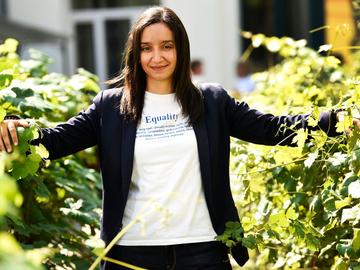 Rajae Maouane (Ecolo) op de persconferentie waarop ze als kandidaat co-voorzitter naar voren wordt geschoven