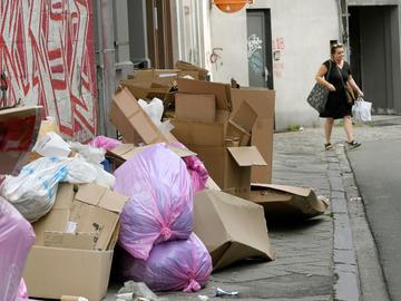 Elsene, Stassartstraat, vuilzakken stapelen zich op als gevolg van wegenwerken eind augustus 2019