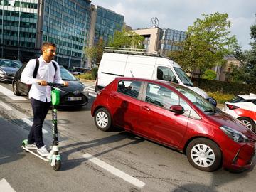 Mobiliteit in Brussel: deelstep en auto's delen de openbare weg
