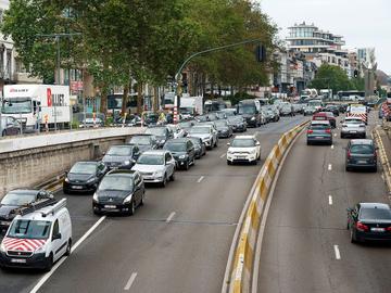 Druk autoverkeer op de Kleine Ring, ter hoogte van de Gulden Vlieslaan
