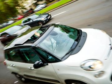 Een kleine stadswagen in Brussel. De bestuurster groet vrolijk de fotograaf