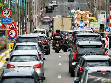 Autoverkeer op de wetstraat met een verminderde rijstrook (eind augustus 2019)