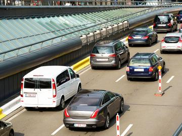 Druk autoverkeer en filevorming in Brussel bij een verminderde rijstrook