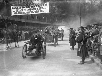 De begeleidende wagens van de editie 1933 van de wielerwedstrijd Parijs-Brussel
