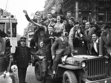 8 mei 1945 V-day, de bevolking viert de overwinning op Nazi-Duitsland met de bevrijdende soldaten
