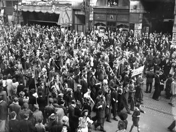 8 mei 1945: V-day, de bevolking viert de overwinning op Nazi-Duitsland op de Anspachlaan in Brussel