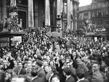 8 mei 1945: V-day, de bevolking viert de overwinning op Nazi-Duitsland aan de Beurs