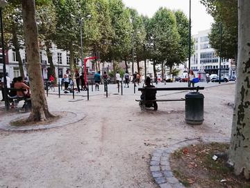 Basketspelende jongeren op de Nieuwe Graanmarkt in de Dansaertwijk