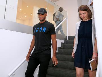 Marie Verbeke (rechts), woordvoerster van voetbalclub RSC Anderlecht, met Vincent Kompany in het trainingscentrum in Neerpede in juni 2019. Begin september werd ze ontslagen bij de club