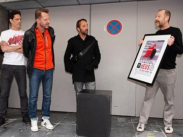 20 mei 2019: Kurt Overbergh van Ancienne Belgique (AB) en de leden van dEUS krijgen een eresteen in de Steenstraat voor het jubileumconcert van hun album "The Ideal Crash"