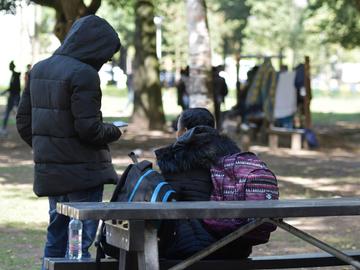 Transmigranten in het Maximiliaanpark, nabij het Noordstation