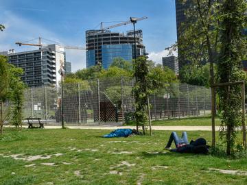 Transmigranten in het Maximiliaanpark, nabij het Noordstation