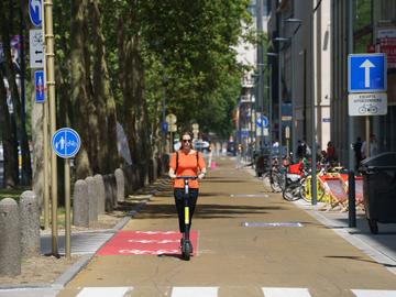 Elektrische deelstep van Dott op een fietspad op de Kleine Ring