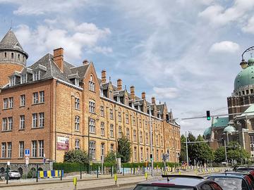 Het Heilig-Hartcollege, aan de drukke Keizer Karellaan, in Ganshoren