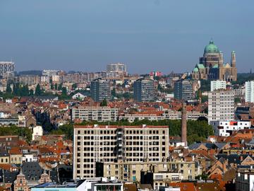 De skyline van Brussel  met basiliek van Koekelberg en hageltoren