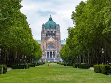 De Nationale Basiliek van het Heilig Hart in het Elisabethpark in Koekelberg