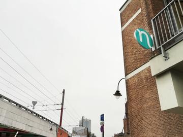 De lagere school van het Sint-Jan Berchmanscollege, naast de Noord-Zuid treinverbinding
