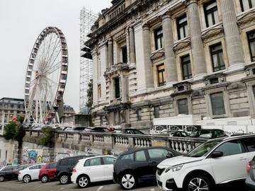 Het reuzenrad The View op het Poelaertplein, aan het justitiepaleis