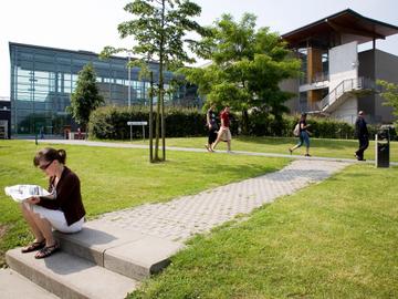 Een VUB-studente op de campus voor gebouw D, campus Oefenplein, op 25 mei 2007