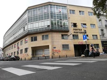 Het Bpost-kantoor op de hoek van de Boondaalsesteenweg en de Belvedèrestraat, vlakbij het Flageyplein, staat te koop