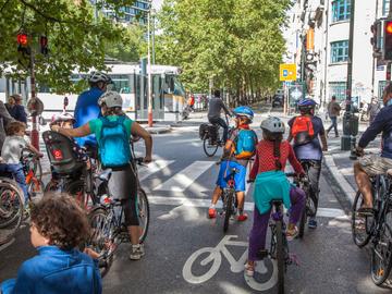 De Louizalaan overspoeld door fietsers tijdens de autoloze zondag van 22 september 2019 