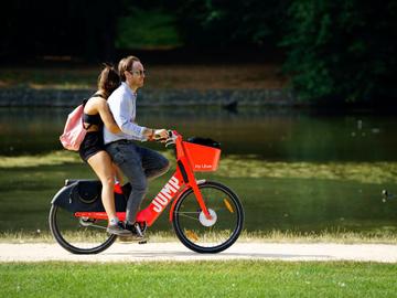Jump, het elektrische deelfietsensysteem van Uber. op de foto een ritje in Ter Kamerenbos