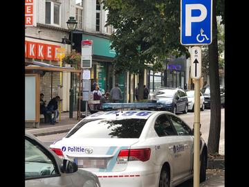 Een foutgeparkeerde politiewagen op de Waversesteenweg
