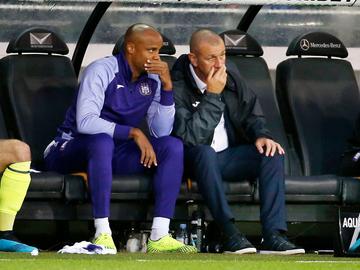 Speler-manager Vincent Kompany en hoofdcoach Simon Davies tijdens de door RSC Anderlecht verloren wedstrijd tegen Club Brugge op 22 september 2019