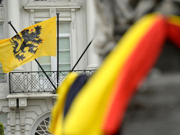 Vlaamse en Belgische vlag op het Martelarenplein tijdens de onderhandelingen voor de vorming van de Vlaamse Regering eind september 2019