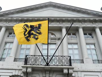 Vlaamse vlag op het Martelarenplein tijdens de onderhandelingen voor de vorming van de Vlaamse Regering eind september 2019