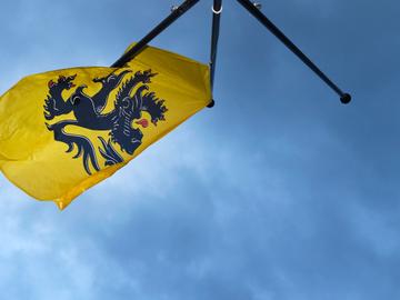 Vlaamse vlag op het Martelarenplein tijdens de onderhandelingen voor de vorming van de Vlaamse Regering eind september 2019