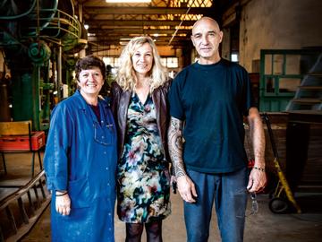 Fibru Europ eretekens en medailles Fisch: juweelmaker Vicky Kostaki, directeurBrigitte Parmentier en galvaniseerder Marc Van Hulle