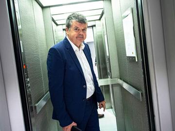  Bart Somers (Open VLD) in de lift van het Vlaams Parlement