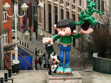 Inhuldiging van het beeld van stripfiguur Guust Flater aan de Pachecolaan, als verwijzing naar het Belgisch Stripmuseum in de Zandstraat een beetje verderop
