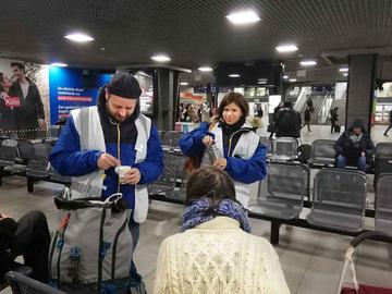 Uit het activiteitenverslag van DoucheFLUX van 2018: vrijwilligers helpen daklozen in het Zuidstation
